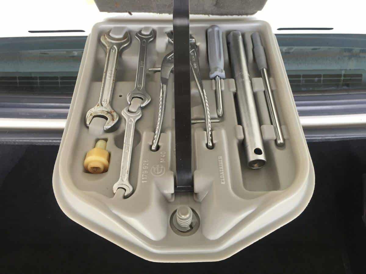 What tool goes in this BMW tool kit location? - BIMMERtips.com