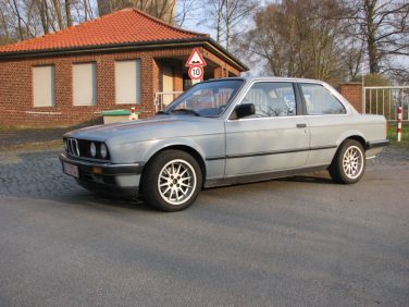 BMW E30 Basalt Blue 180