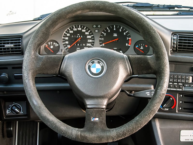 e90 steering wheel badge removal